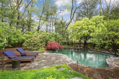3 Laura Ln, Scarsdale, NY 10583-1811
