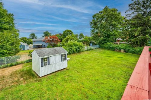 7 Tarn Ct, Deer Park NY  11729-6221 exterior