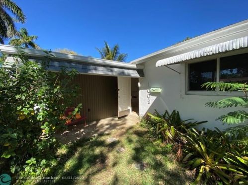 1009 13th Ter, Hollywood FL  33019-3113 exterior