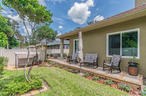 1827 Crooked Oak Ln, Lutz FL  33559-7407 exterior