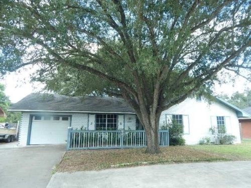 1204 3rd St, Alice, TX 78332-4208