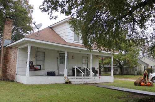 309 Howell St, Saint Jo, TX 76265-2064