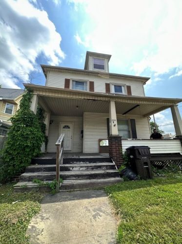 229 Oakland Ave, Hermitage, PA 16146-4075