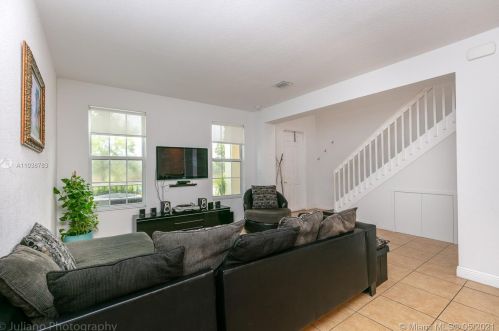 1120 146th Ter, Hollywood FL  33027-6165 exterior