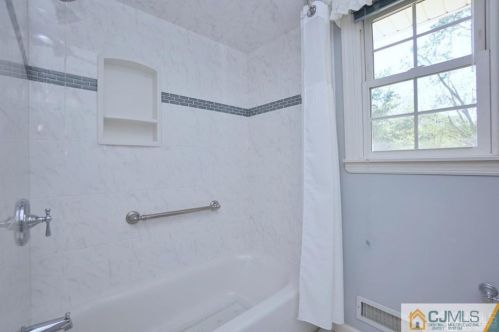 18 Hamilton Dr, East Brunswick NJ  08816-2709 exterior