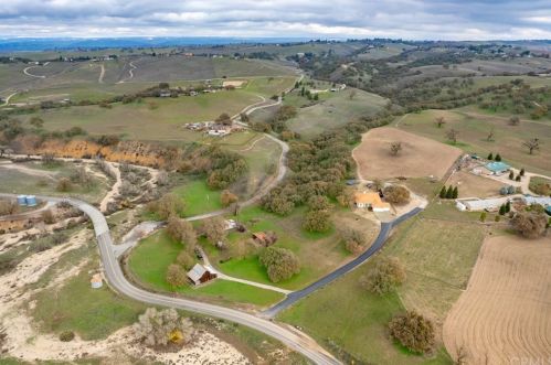 5120 Linne Rd, Lake Nacimiento, CA 93446-9413