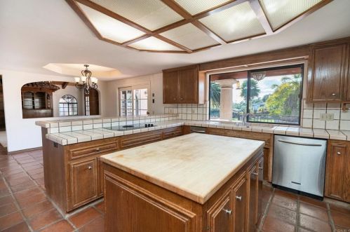 1129 Sugarbush Dr, Vista CA  92084-6605 exterior