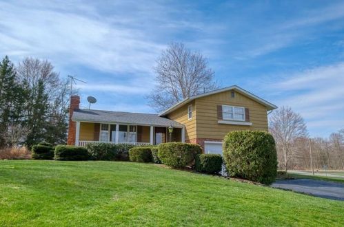 14 Valley View Dr, New Wilmington, PA 16142-1834