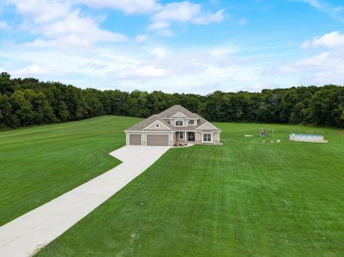 6306 Aurora Rd, West Bend, WI 53095-9172