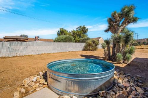 7645 Victoria Ave, Yucca Valley CA  92284-6152 exterior