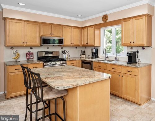 16 Dix Ln, Trenton NJ 08648-4844 exterior