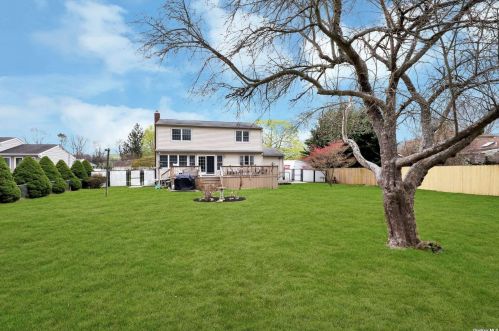 19 Riverdale Ave, Oakdale NY  11769-1544 exterior