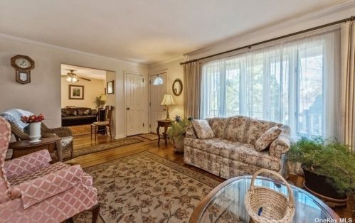 1318 Lyon Pl, North Wantagh, NY 11793-2919