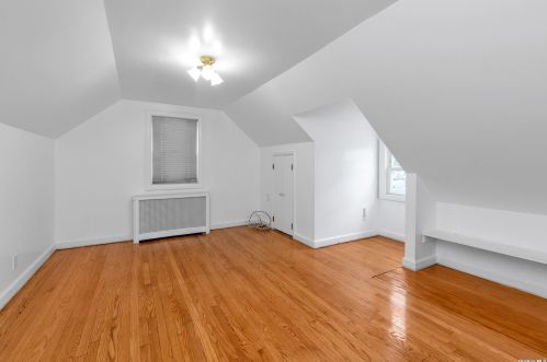 2 Oak Dr, New Hyde Park NY  11040-3315 exterior