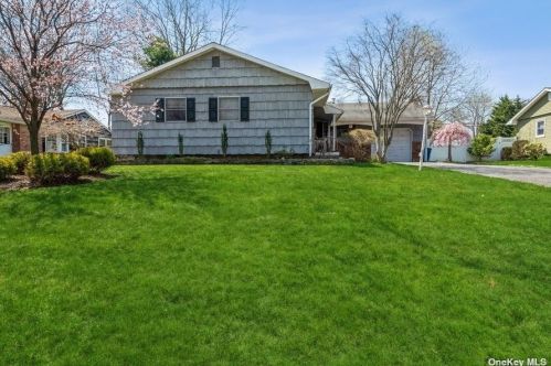 33 Robinhood Ct, Nesconset, NY 11767-2036