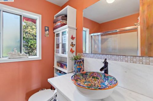 7950 Hillmont Dr, Oakland CA  94605-3521 exterior