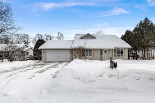 1243 Riverbend Dr, Hartford, WI 53027-9464