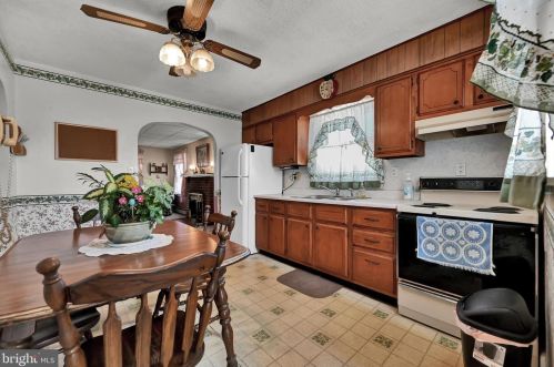 121 Charles Ave, Hanover PA 17331-3337 exterior