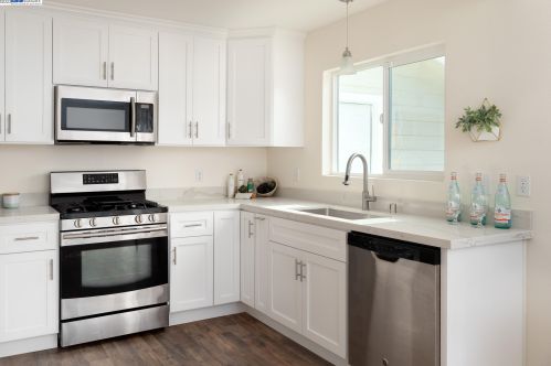 688 School St, West Pittsburg CA  94565-3940 exterior