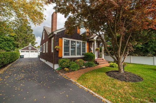 15 North St, West Islip, NY 11795-3009