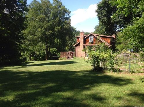 20 Sky Top Dr, New Hamburg, NY 12590-5438