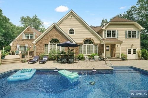 884 Meadow Ln, Franklin Lakes, NJ 07417-1112