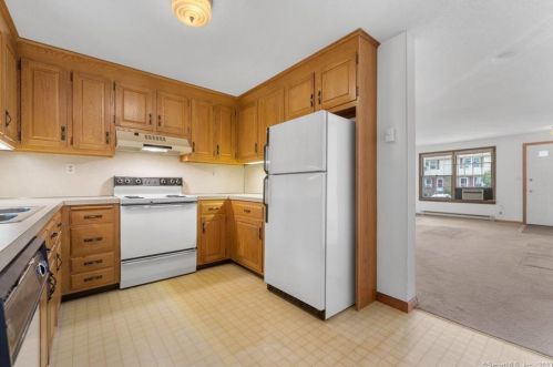 1 Countryside Ln, Middletown, CT 06457-5556
