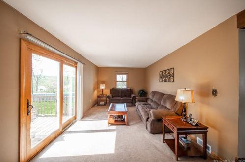 7 Edgewood Dr, Middletown CT 06457-3508 exterior