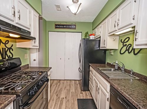 305 Canterbury Ct, Oakmont PA  15139-1177 exterior