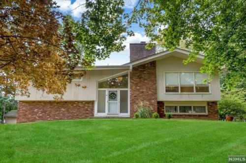 15 Rickland Rd, Westwood, NJ 07675-6854