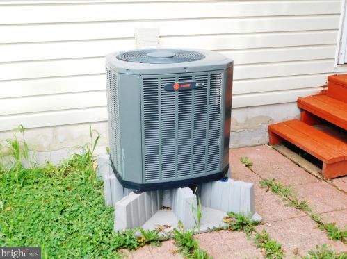 243 Lincoln Dr, Hanover PA 17331-4946 exterior