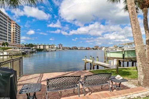 9103 Vanderbilt Dr, Naples FL  34108-2310 exterior