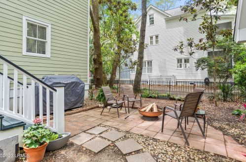 121 Bartram Dr, Beaufort SC  29902-5700 exterior