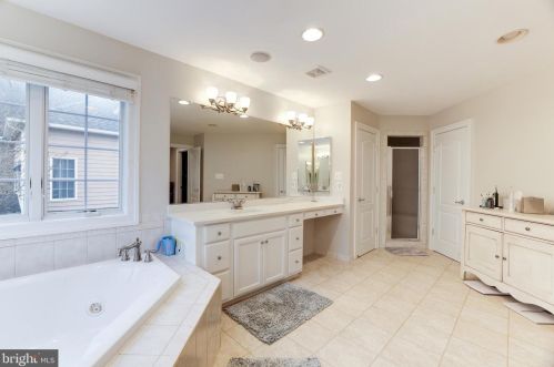 43331 Riverpoint Dr, Leesburg VA 20176-1296 exterior