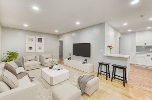 34 King St, Wheatley Heights, NY 11798-4412