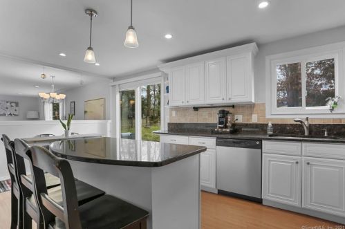 60 Jay Rd, Stamford, CT 06905-1024