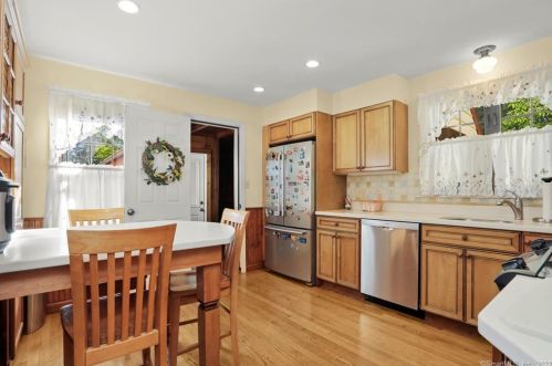 87 Kaechele Pl, Bridgeport, CT 06606-1812