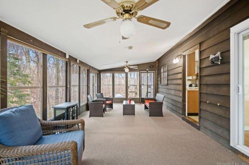 11 Palmer Dr, Gales Ferry CT  06335-1529 exterior