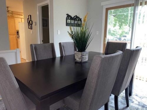 28 Larch Ct, Fishkill NY  12524-2627 exterior