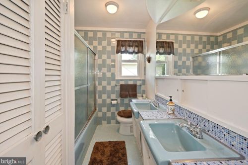 210 Wayne Dr, Riverton NJ  08077-3843 exterior