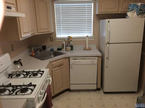 1076 Cambridge Ct, Mahwah NJ  07430-3246 exterior