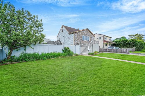 25 Granada Ave, North Lindenhurst, NY 11757-6526
