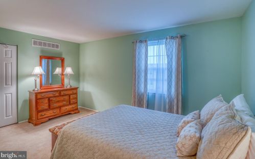 42 Saratoga Dr, New Castle DE  19720-4232 exterior