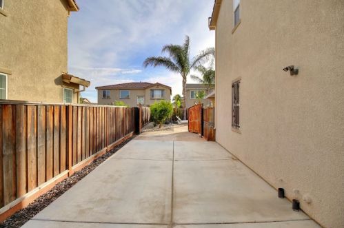 9872 Winkle Cir, Elk Grove CA  95757-6276 exterior