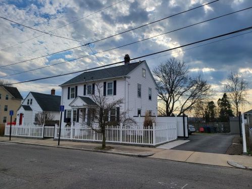 70 Lynch St, Providence, RI 02908-5106