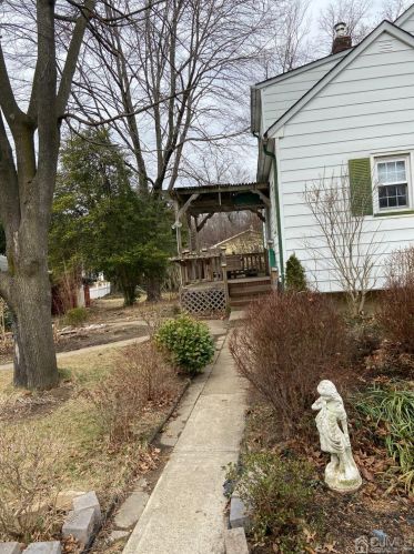 31 Garfield Ave, East Brunswick, NJ 08816-4753