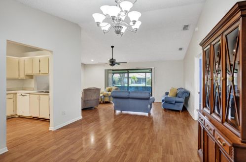 7 Farnworth Dr, Boynton Beach FL  33426-8121 exterior