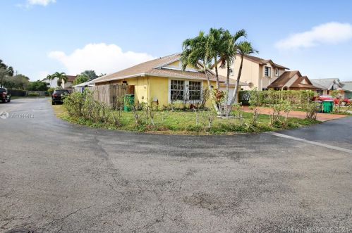 18640 77th Ct, Hialeah, FL 33015-5239