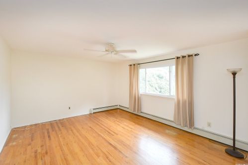 9 Leghorn Ct, Huntington Station NY  11746-2820 exterior