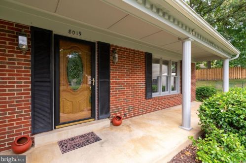 8019 Daffodil Ct, Springfield VA  22152-3422 exterior